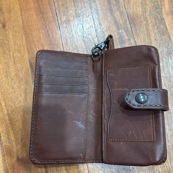 Frye wallet with space for phone. Leather, wrist strap and lots of space - Picture 3 of 4